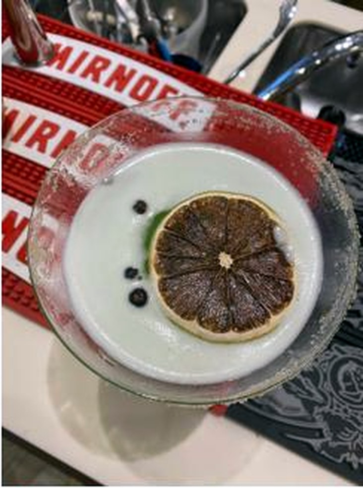 Cocktail con guarnizione agrumata