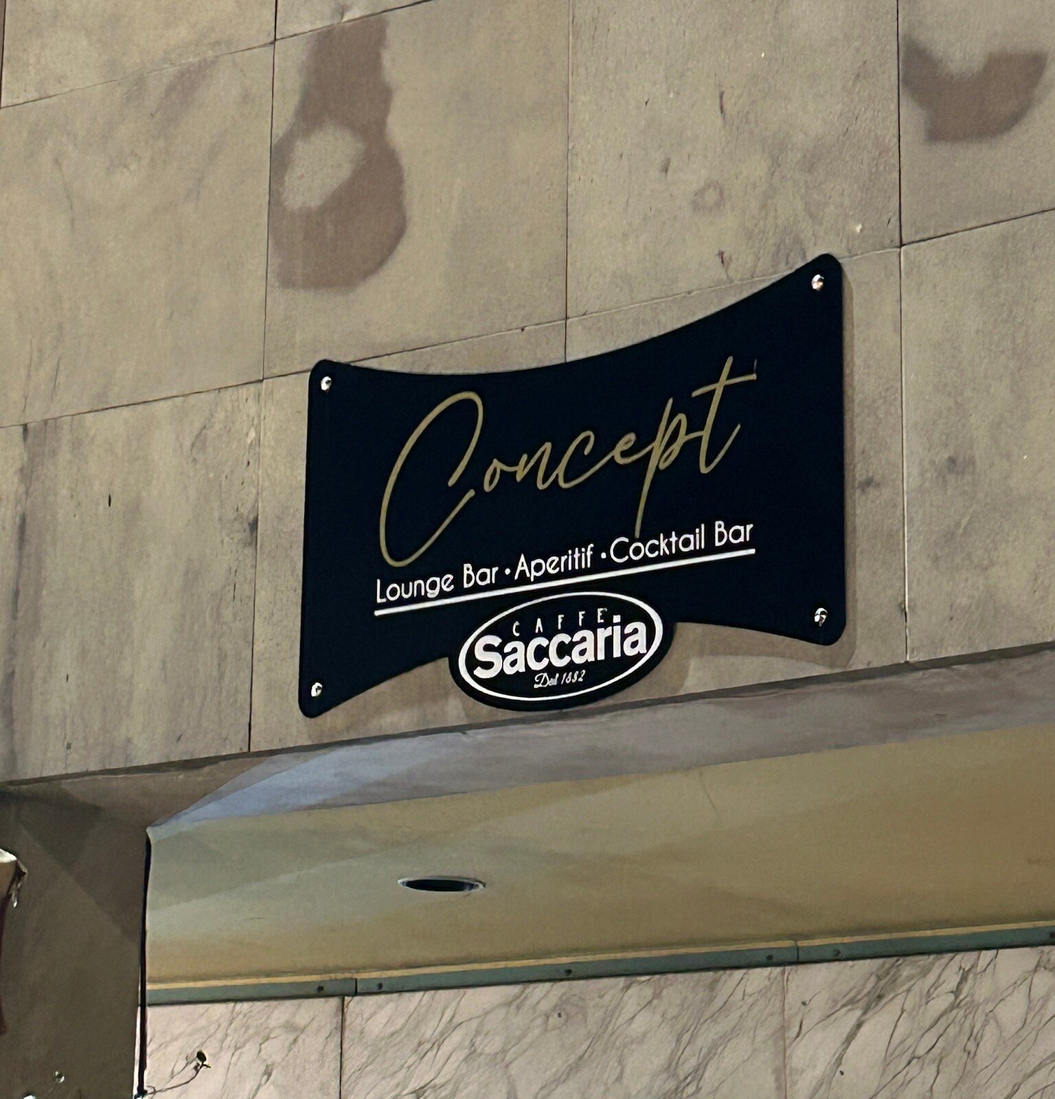 Insegna all'ingresso di Concept Cocktail Bar