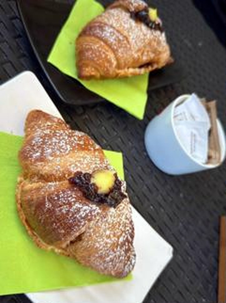 Cornetti farciti e caffè